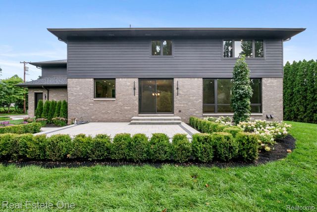 933 Robinhood Road, Bloomfield Charter Township, MI 48304