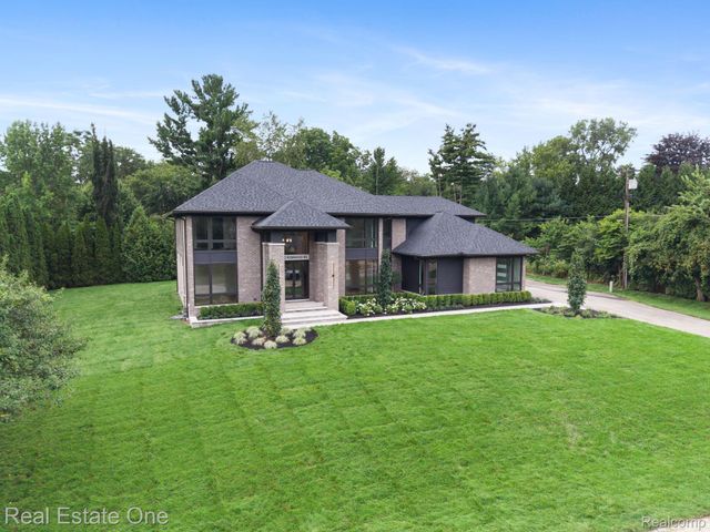 933 Robinhood Road, Bloomfield Charter Township, MI 48304