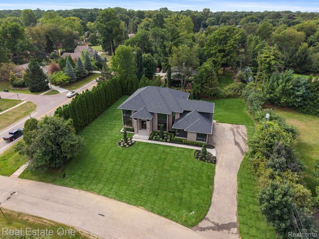 933 Robinhood Road, Bloomfield Charter Township, MI 48304