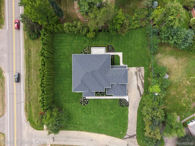 933 Robinhood Road, Bloomfield Charter Township, MI 48304