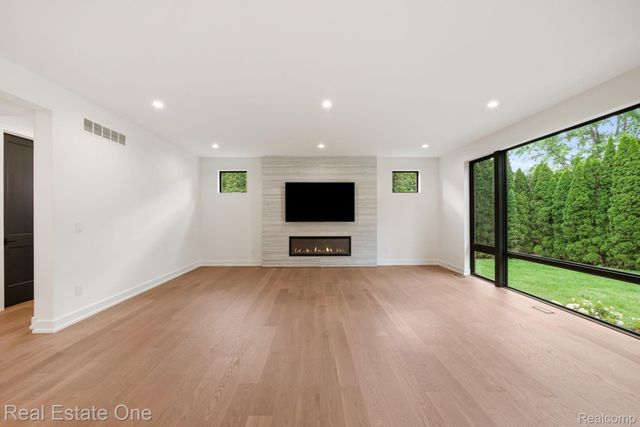 933 Robinhood Road, Bloomfield Charter Township, MI 48304