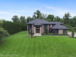 933 Robinhood Road, Bloomfield Charter Township, MI 48304