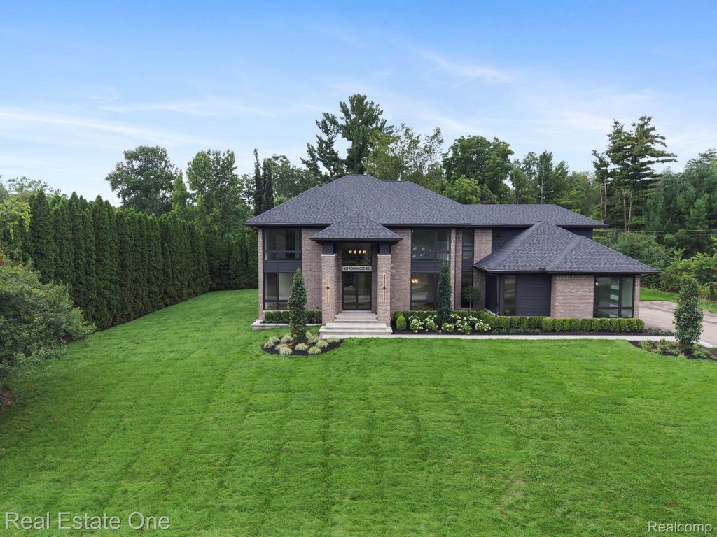933 Robinhood Road, Bloomfield Charter Township, MI 48304
