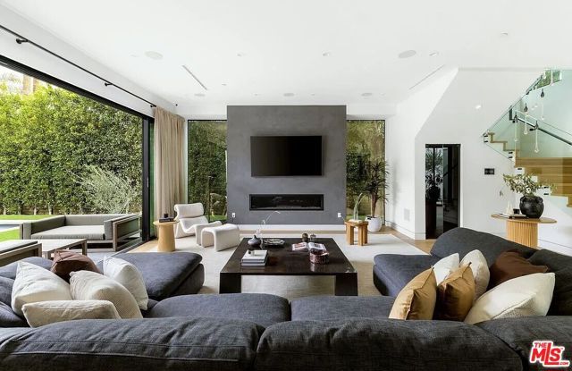 14657 Addison Street, Sherman Oaks, CA 91403