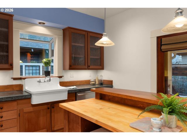 2417 Ne 10TH Ave, Portland, OR 97212