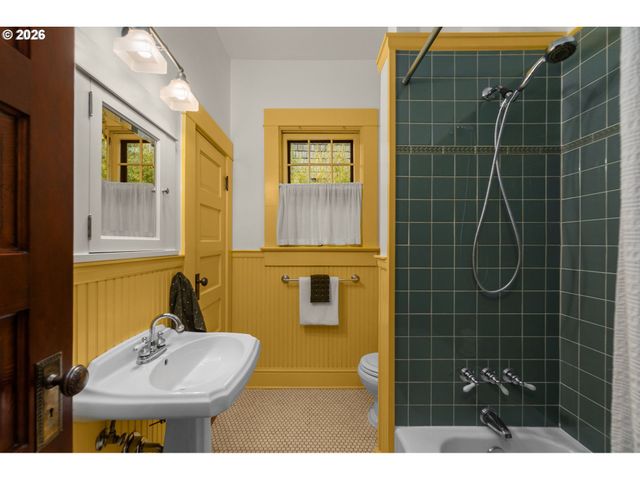 2417 Ne 10TH Ave, Portland, OR 97212