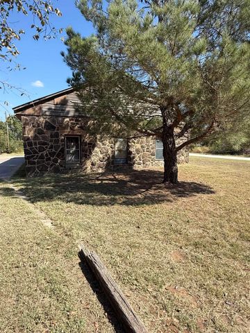 304 N BELMONT AVENUE, Petrolia, TX 76377
