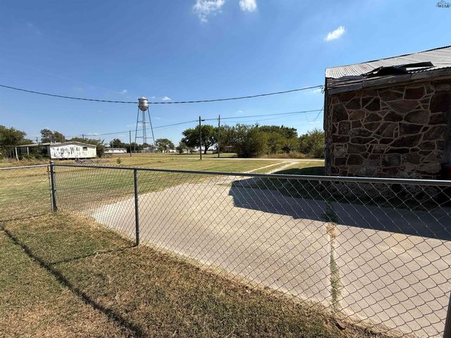 304 N BELMONT AVENUE, Petrolia, TX 76377