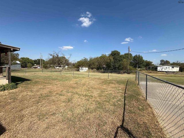 304 N BELMONT AVENUE, Petrolia, TX 76377