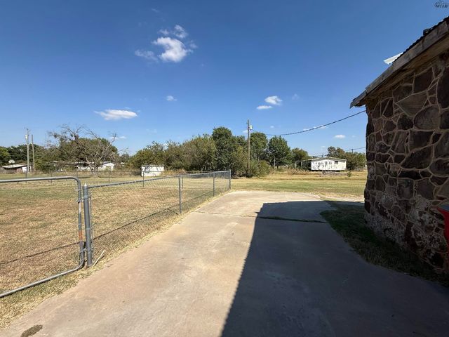 304 N BELMONT AVENUE, Petrolia, TX 76377