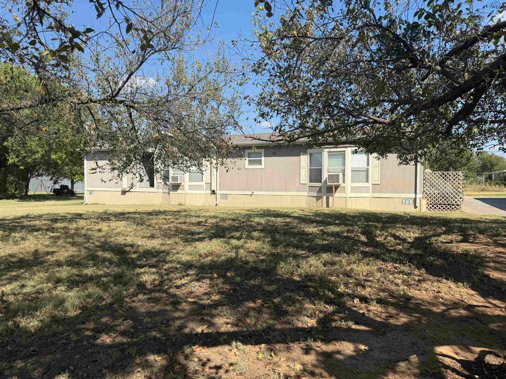 304 N BELMONT AVENUE, Petrolia, TX 76377