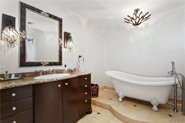 182 Castlebrooke Lane, Amherst, NY 14221