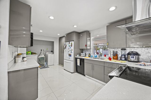 621 NW 97 Ter Terrace, Pembroke Pines, FL 33024