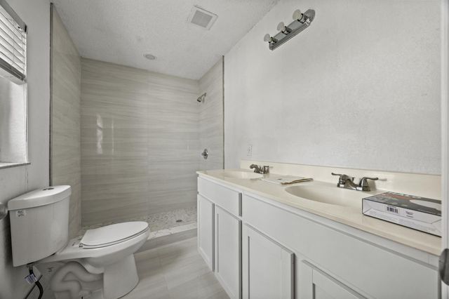 621 NW 97 Ter Terrace, Pembroke Pines, FL 33024