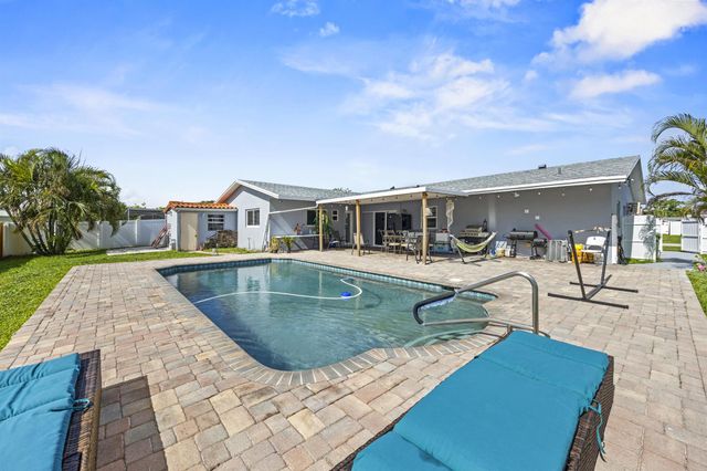 621 NW 97 Ter Terrace, Pembroke Pines, FL 33024