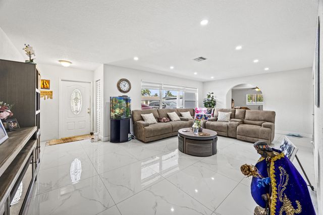 621 NW 97 Ter Terrace, Pembroke Pines, FL 33024