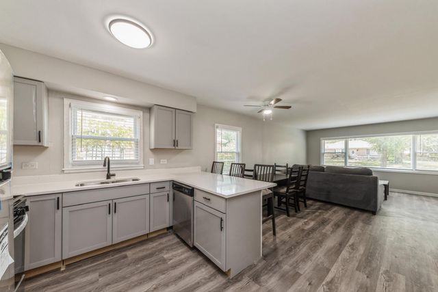 856 E Capri Drive 1, Palatine, IL 60074