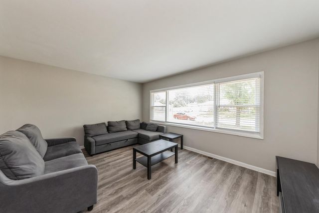 856 E Capri Drive 1, Palatine, IL 60074