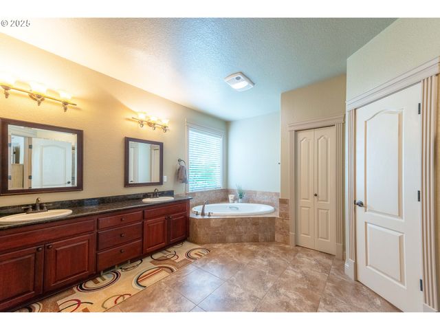 1637 PTARMIGAN St Nw, Salem, OR 97304