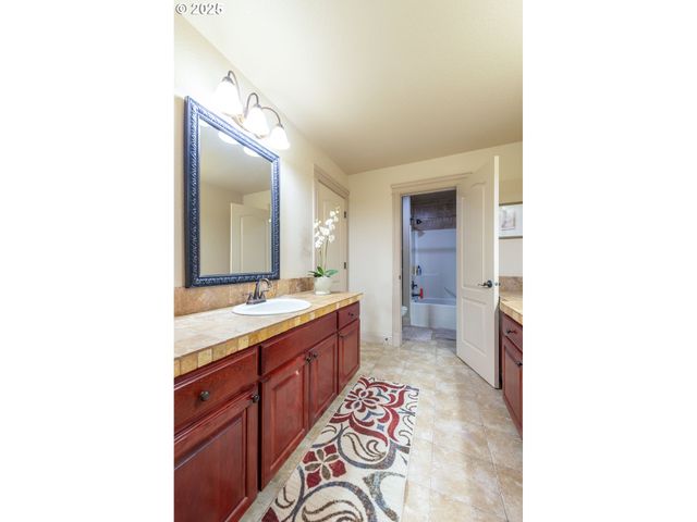 1637 PTARMIGAN St Nw, Salem, OR 97304