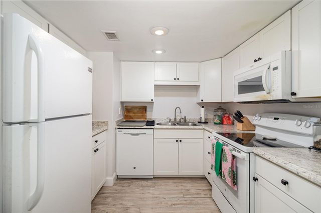 924 LAKE DESTINY ROAD E, Altamonte Springs, FL 32714