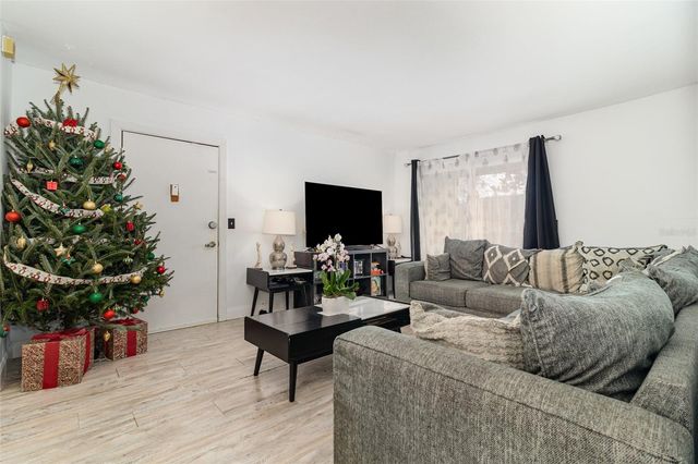 924 LAKE DESTINY ROAD E, Altamonte Springs, FL 32714