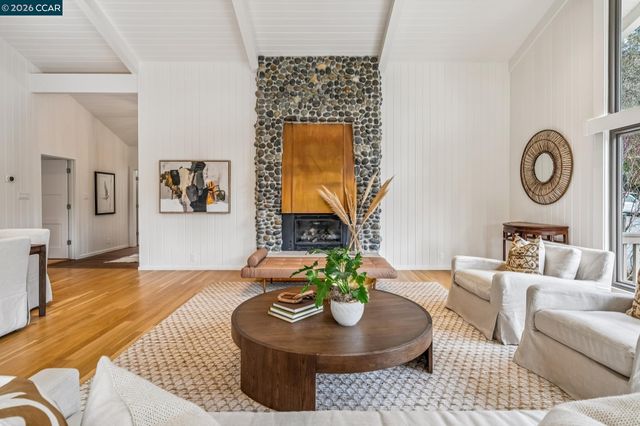 147 Amber Valley Dr, Orinda, CA 94563