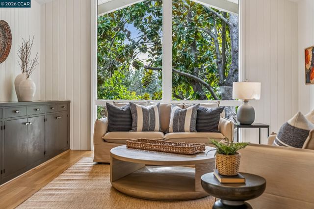 147 Amber Valley Dr, Orinda, CA 94563