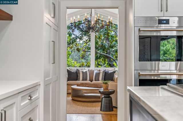 147 Amber Valley Dr, Orinda, CA 94563