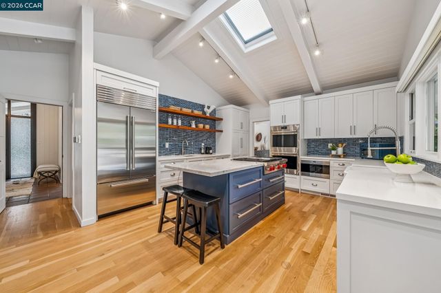 147 Amber Valley Dr, Orinda, CA 94563