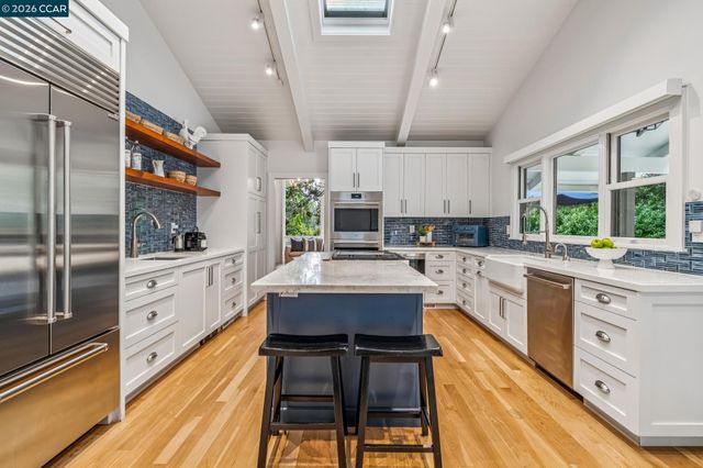 147 Amber Valley Dr, Orinda, CA 94563