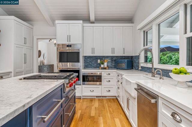 147 Amber Valley Dr, Orinda, CA 94563