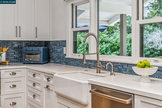 147 Amber Valley Dr, Orinda, CA 94563