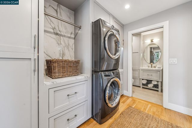 147 Amber Valley Dr, Orinda, CA 94563