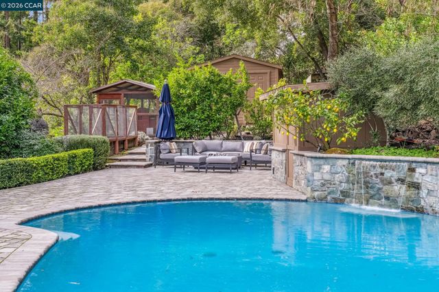 147 Amber Valley Dr, Orinda, CA 94563