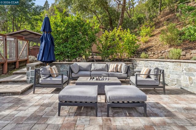 147 Amber Valley Dr, Orinda, CA 94563