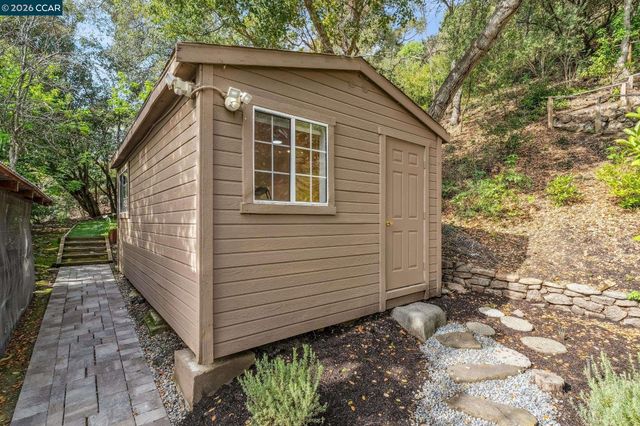 147 Amber Valley Dr, Orinda, CA 94563