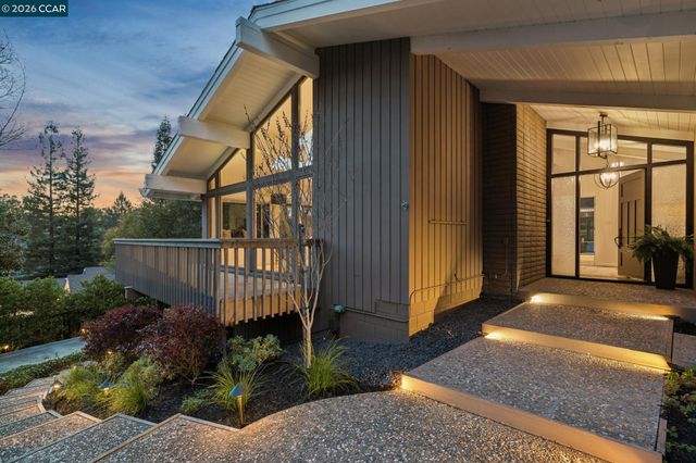 147 Amber Valley Dr, Orinda, CA 94563