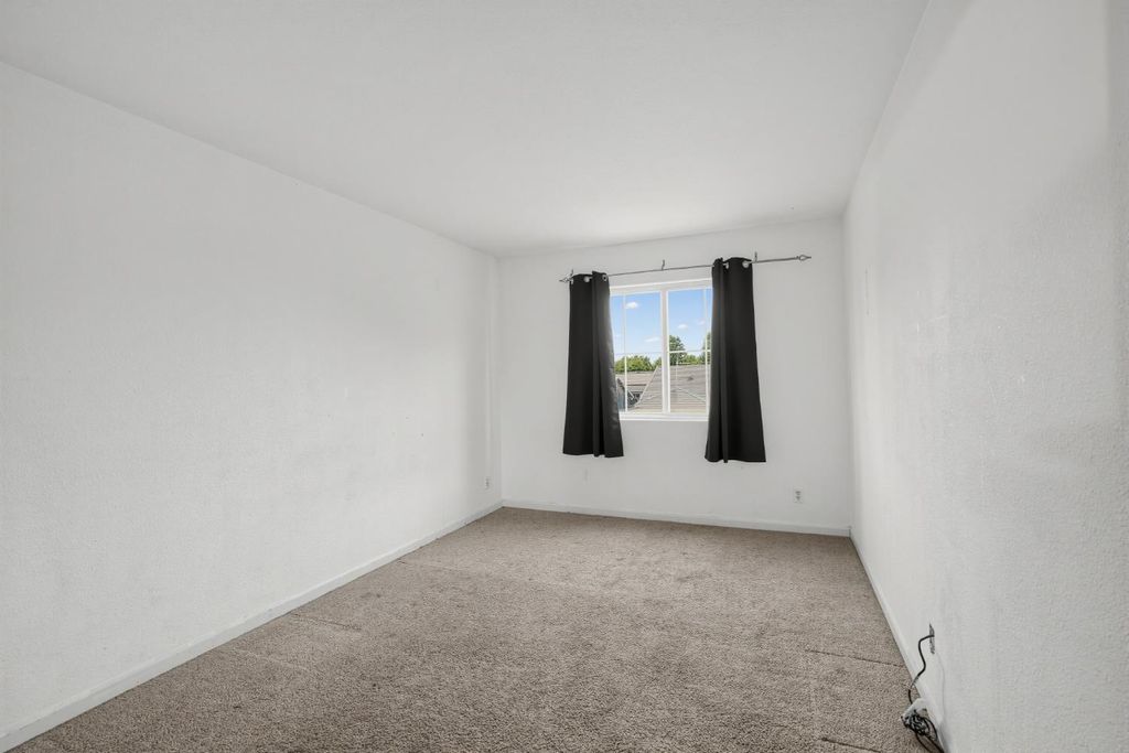 Image 11 of property listing at 320 Rose, Chowchilla, CA 93610