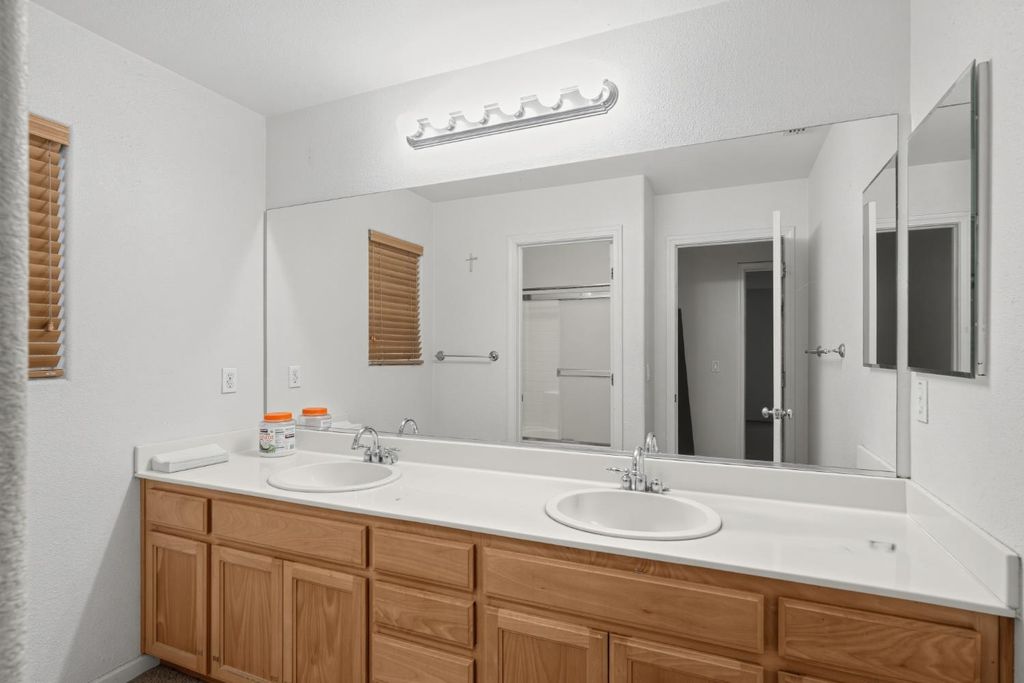 Image 17 of property listing at 320 Rose, Chowchilla, CA 93610