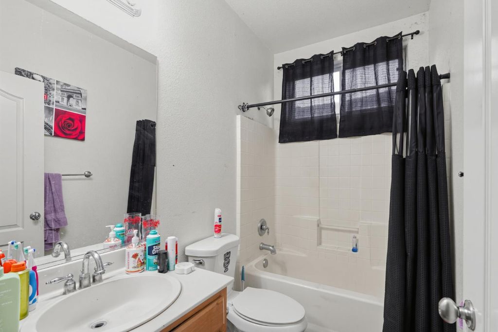 Image 19 of property listing at 320 Rose, Chowchilla, CA 93610