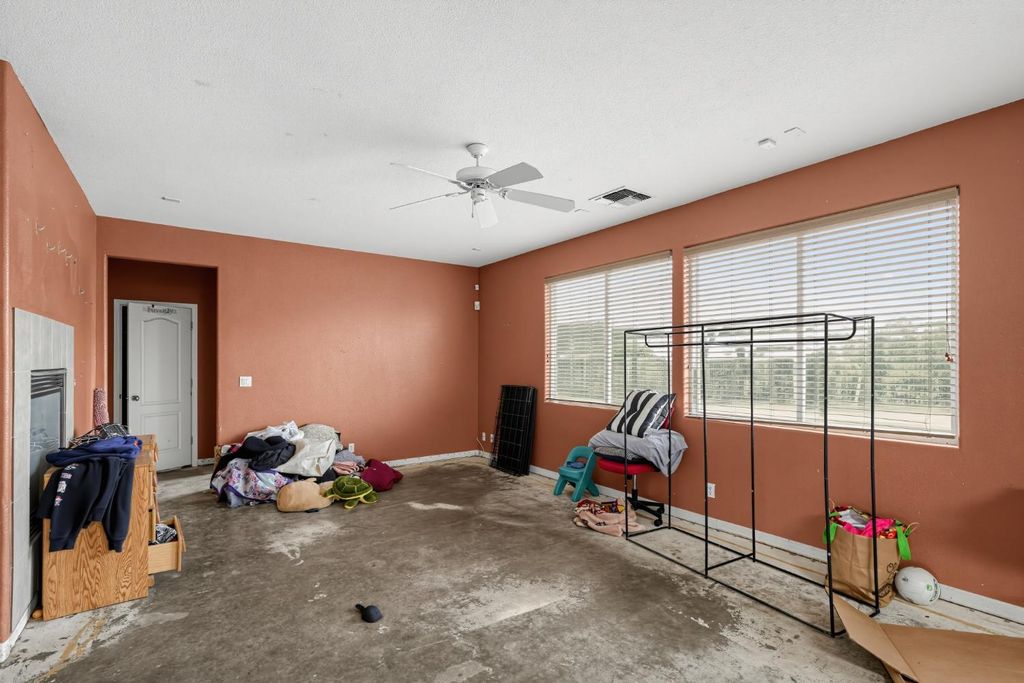 Image 5 of property listing at 320 Rose, Chowchilla, CA 93610
