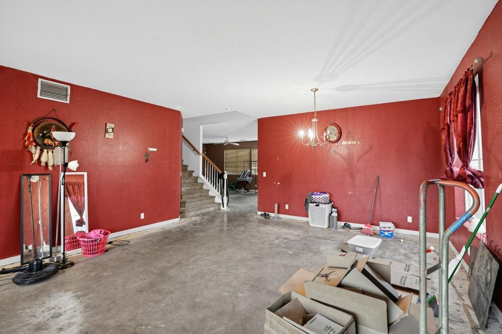 Image 9 of property listing at 320 Rose, Chowchilla, CA 93610
