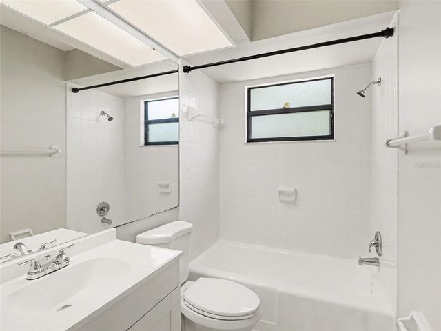 8211 COUNTRY OAKS COURT, Sarasota, FL 34243