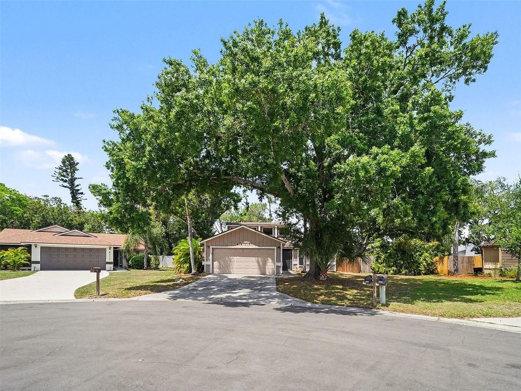 8211 COUNTRY OAKS COURT, Sarasota, FL 34243