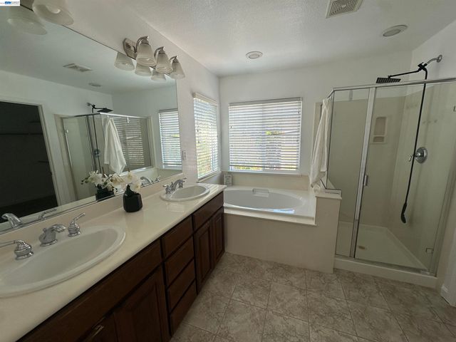 140 W Brilloso Ln, Mountain House, CA 95391