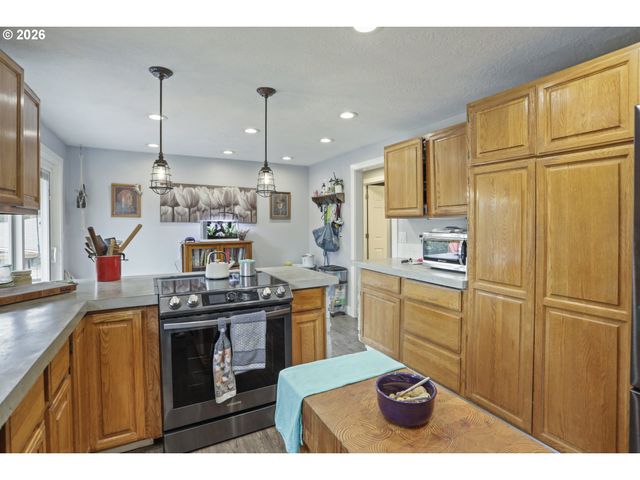 9244 Sw BLAKE St, Tualatin, OR 97062