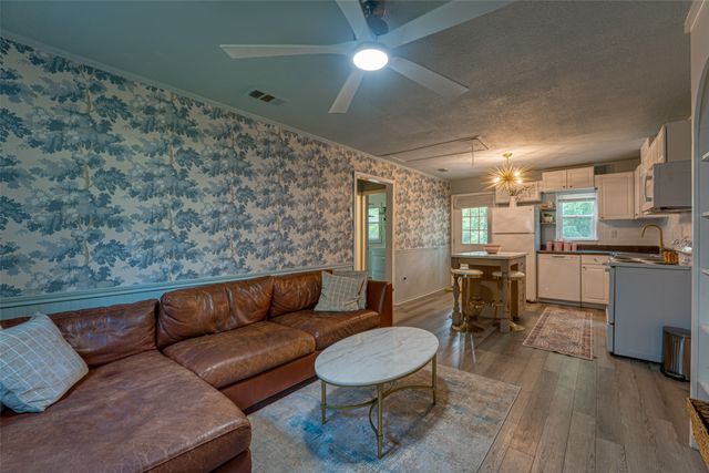 1013 Whispering Springs Drive, Tool, TX 75143