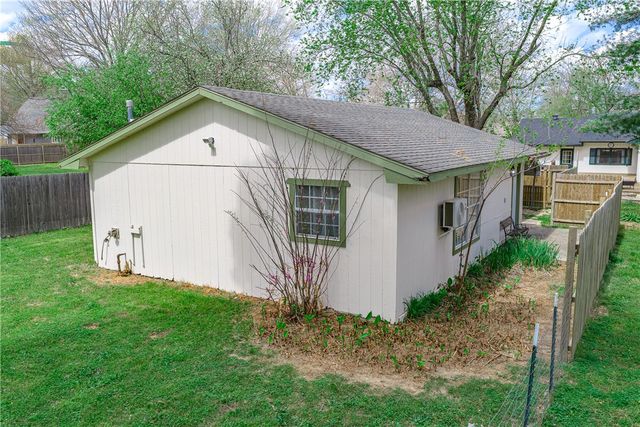 48 E Meadowbrook Circle 1, Bentonville, AR 72712