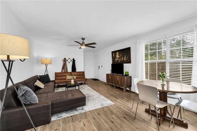 48 E Meadowbrook Circle 1, Bentonville, AR 72712